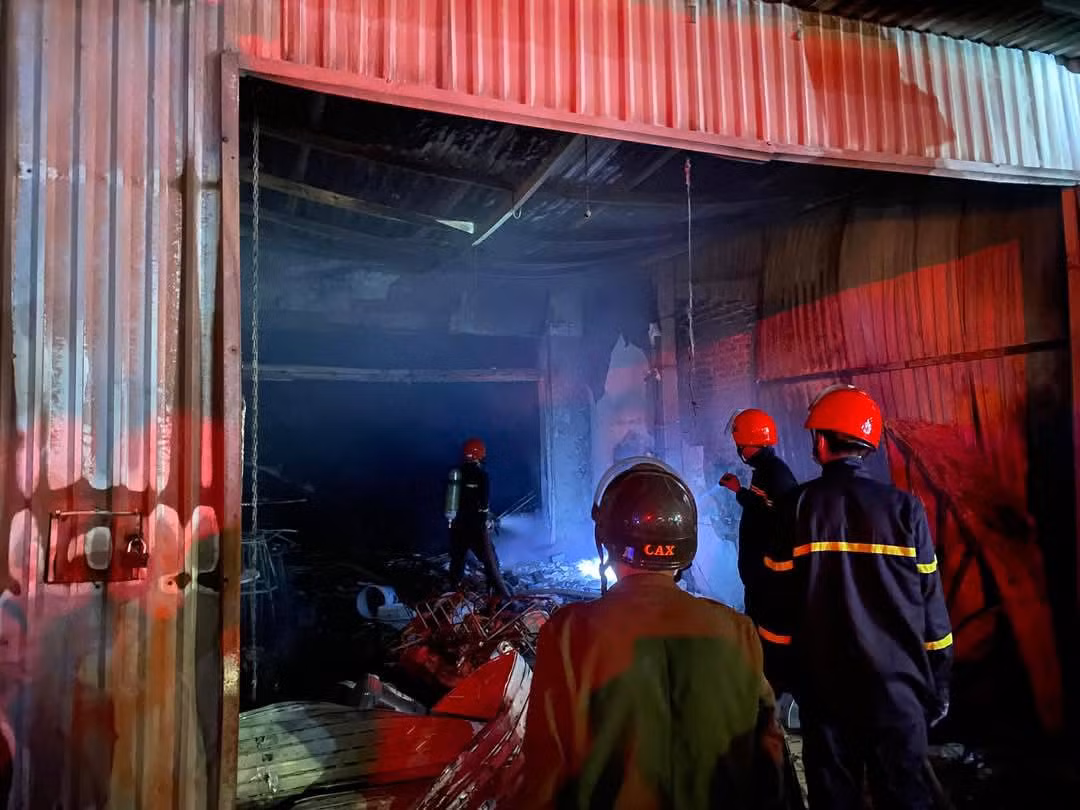 Hai Duong: Giai cuu 5 nguoi mac ket trong vu chay nha dan-Hinh-2