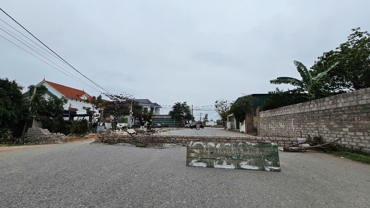 Hai Duong: Vi sao nguoi dan xay tuong gach chan long duong?