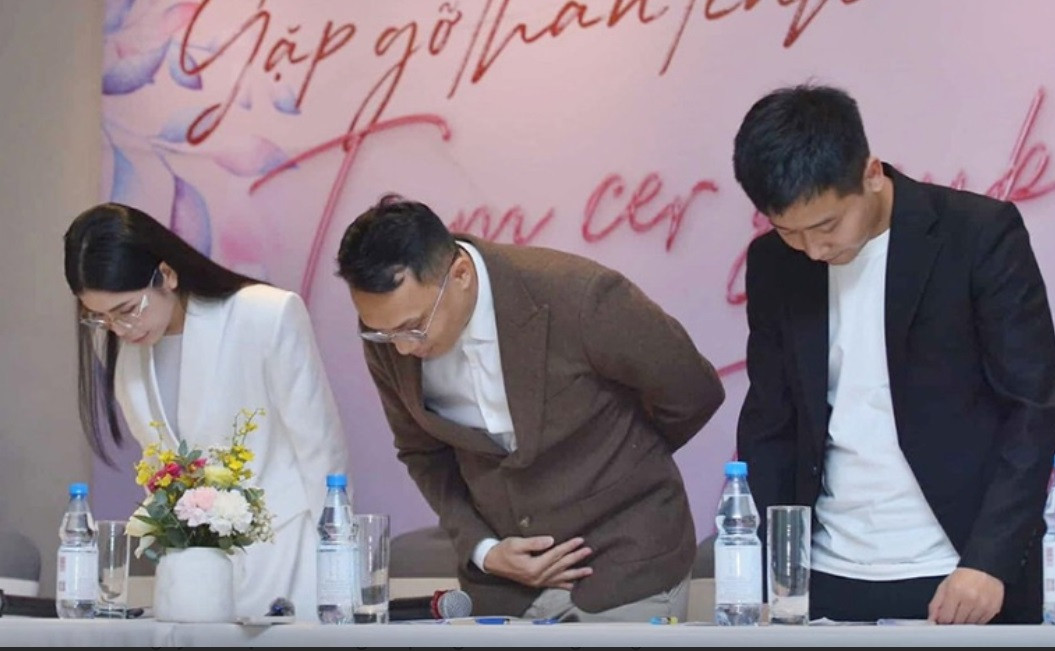 Hằng Du Mục, Quang Linh Vlogs họp báo “chui”, có bị xử phạt? Hang Du Muc, Quang Linh Vlogs hop bao “chui”, co bi xu phat?