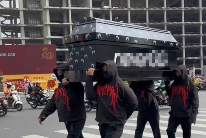 Nhóm người khiêng quan tài diễu phố ở TPHCM bị xử lý thế nào? Nhom nguoi khieng quan tai dieu pho o TPHCM bi xu ly the nao?