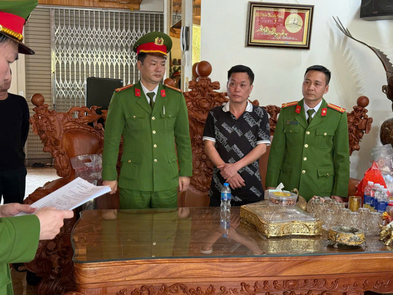 Bat “Tuan cho Goc” cam dau duong day lo de hon 2.500 ty