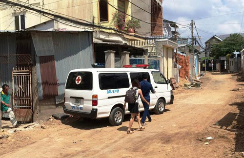 Cơ quan chức năng đưa thi thể anh Văn ra khỏi hiện trường.