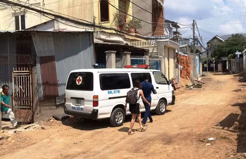 Cơ quan chức năng đưa thi thể anh Văn ra khỏi hiện trường.