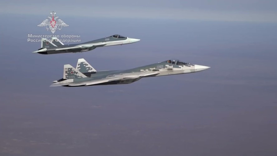 Tờ Sina của Trung Quốc thậm chí còn khẳng định rằng chiếc Su-57 thực chất vẫn phải treo tên lửa không đối không ở ngoài chứ quả đạn chưa được triển khai từ khoang trong thân.