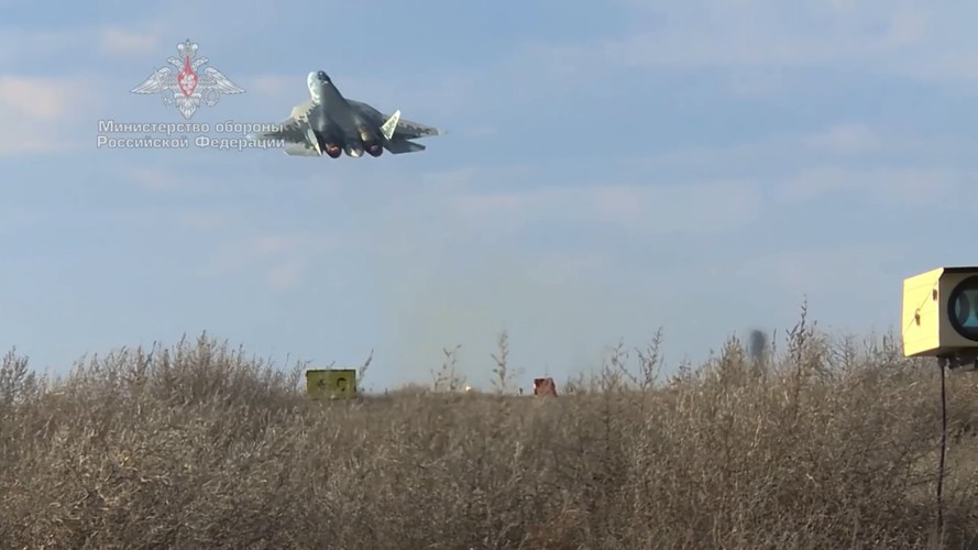 Sau khi đoạn video trên xuất hiện thì tranh cãi vẫn chưa hết, trong đó nghi vấn tập trung nhiều nhất vào việc máy quay chỉ hiển thị phía sau lưng chiếc Su-57 mà không quay lại cảnh nó mở cửa khoang vũ khí.