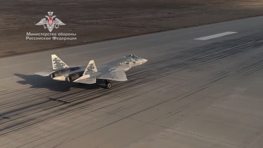 Như để khẳng định tính năng này, mới đây Bộ Quốc phòng Nga đã công bố một đoạn video trong đó cho thấy một tiêm kích tàng hình Su-57 của nước này phóng tên lửa không đối không từ vị trí gần như thẳng đứng hoàn toàn.