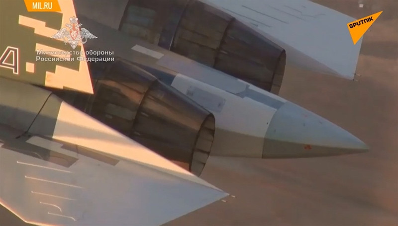 "Kể từ cuối năm 2019 đến nay, Su-57 với Izdeliye 30 đã thực hiện nhiều chuyến bay thử nghiệm kế tiếp kiểm tra đặc tính sản phẩm ở những chế độ bay khác nhau, trong đó bao gồm cả kiểm tra hoạt động của vòi phun phản lực quay và hoạt động của hệ thống dầu trong tình trạng quá tải âm. Tổng cộng, đã hoàn thành 16 chuyến bay", một vị quan chức Nga cho biết.