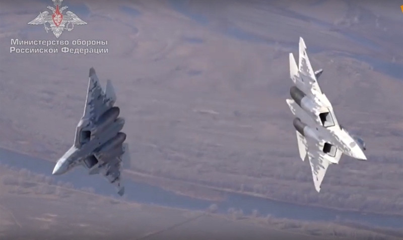 Phi công Magomed Tolboev nhấn mạnh: "Chưa bao giờ, chưa có bất kỳ chiếc máy bay nào đạt tới tốc độ bay hành trình siêu âm (1600 km/h) mà không cần chuyển sang hoạt động ở chế độ đốt hậu. Chế độ đốt hậu đi kèm tình trạng hao tốn nhiên liệu khổng lồ, trong khi máy bay Su-57 có thể đạt tới tốc độ bay hành trình siêu âm ở định mức. Chưa một quốc gia hay công ty nào trên thế giới đạt được điều đó dù là Pháp, Anh, Roll-Royce hay Pratt &amp; Whitney - không một ai!".