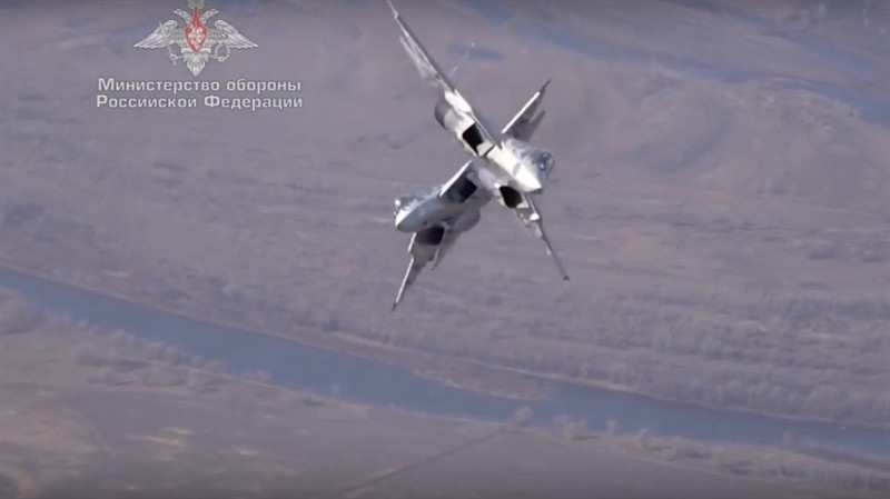 Mặc dù vậy, phi công thử nghiệm ưu tú, anh hùng Nga Magomed Tolboev vẫn đầy tự tin tuyên bố, một khi tiêm kích Su-57 chính thức được trang bị Izdeliye 30, việc những tiêm kích F-22 và F-35 muốn bắt kịp tốc độ tiêm kích Nga là điều không thể nếu không bật chế độ chế độ đốt sau.