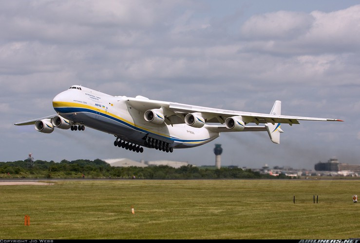 An-225 có chiều dài tới 84m, sải cánh 88,4m, cao 18,1m. Trọng lượng rỗng 285 tấn và trọng lượng cất cánh tối đa đến 640 tấn.