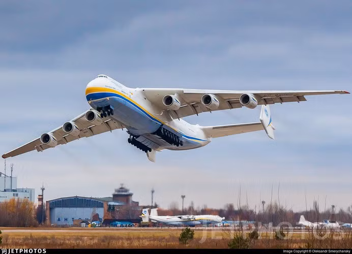 An-225 được các quốc gia thuê để chuyên chở những kiện hàng khổng lồ như các đầu máy xe lửa, du thuyền, xe tải siêu trọng, các bệ phóng tàu vũ trụ...
