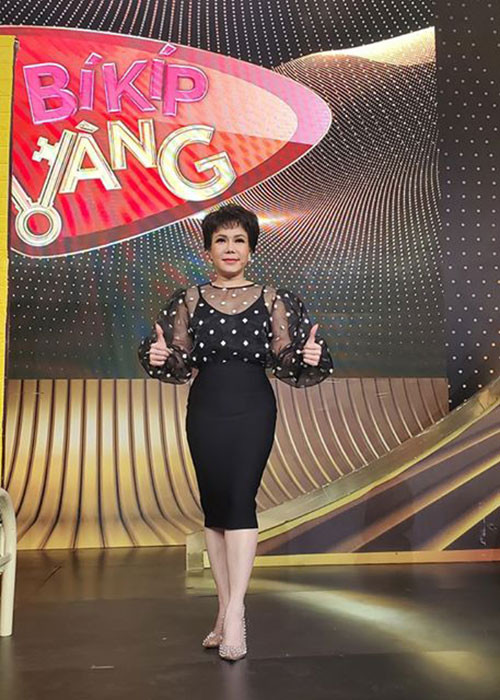 Việt Hương được mời tham gia nhiều gameshow sau mùa dịch. Tuy nhiên, gần đây, khi ngồi làm giám khảo “Ca sĩ bí ẩn”, nữ danh hài bị nhiều khán giả chê không hợp.