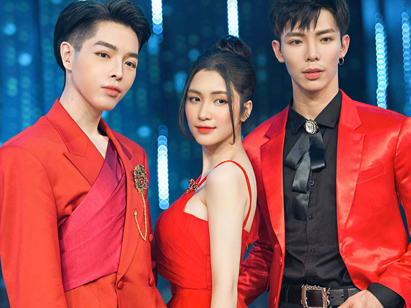 Đức Phúc, Hòa Minzy và Erik nổi bật trên trường quay “Người ấy là ai” khi diện trang phục tông đỏ.