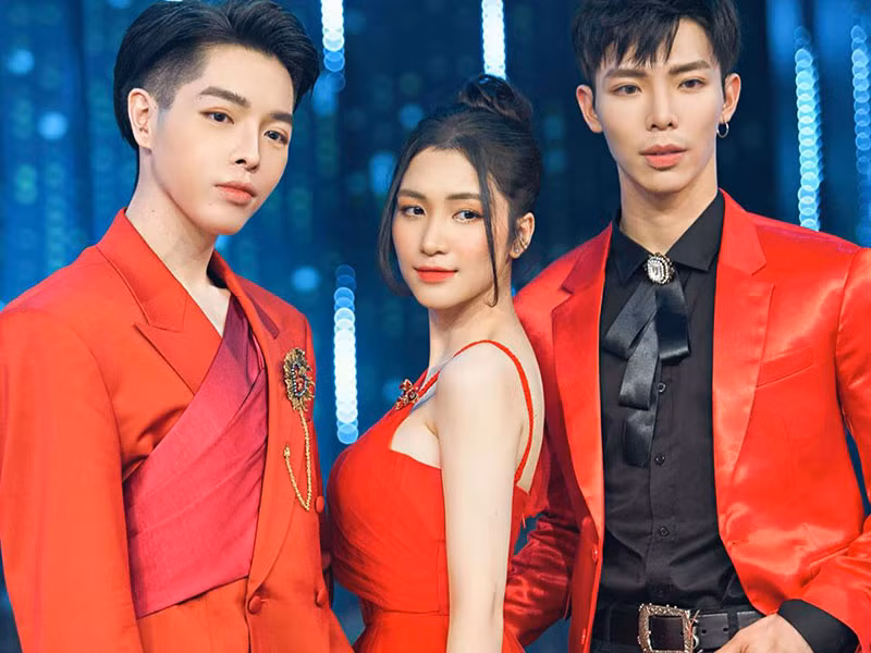 Đức Phúc, Hòa Minzy và Erik nổi bật trên trường quay “Người ấy là ai” khi diện trang phục tông đỏ.