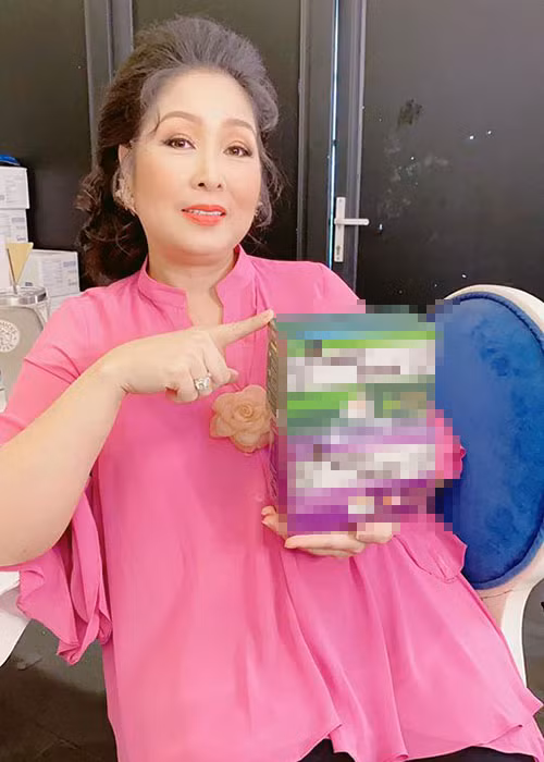 Giống Trấn Thành, nhiều sao Việt cũng chạy show sau thời gian nghỉ ở nhà vì dịch bệnh. Nghệ sĩ Hồng Vân quay gameshow “Sàn chiến”.