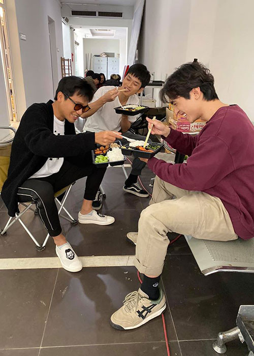 Sau mùa dịch, Xuân Nghị, Công Dương, Trần Nghĩa tiếp tục ghi hình cho những tập cuối cùng của bộ phim “Nhà trọ Balanha”.