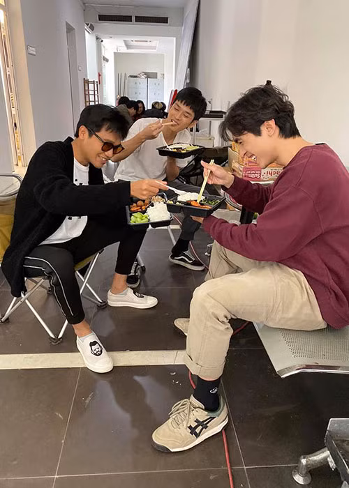 Sau mùa dịch, Xuân Nghị, Công Dương, Trần Nghĩa tiếp tục ghi hình cho những tập cuối cùng của bộ phim “Nhà trọ Balanha”.