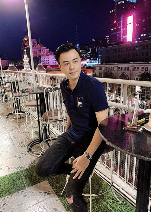 MC Tuấn Tú làm MC của một gameshow trực tuyến ở Sài Gòn sau mùa dịch.