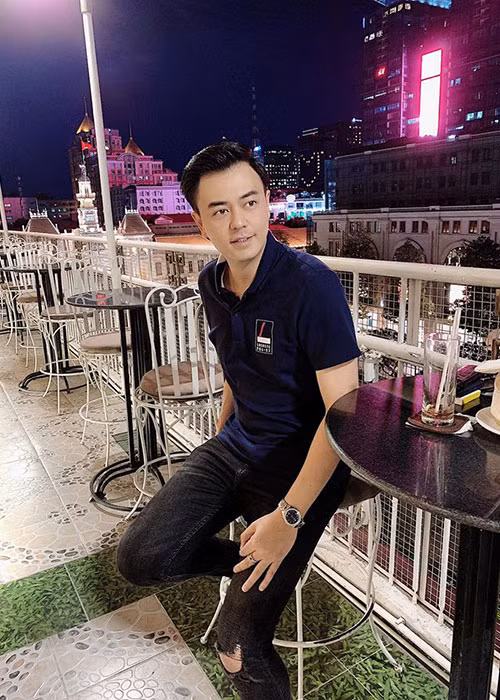 MC Tuấn Tú làm MC của một gameshow trực tuyến ở Sài Gòn sau mùa dịch.