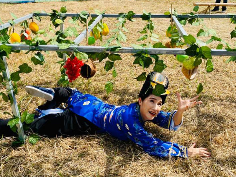 Cát Tường đội nắng tham gia chương trình "Đường đua bồ lúa" được ghi hình tại Vĩnh Long.