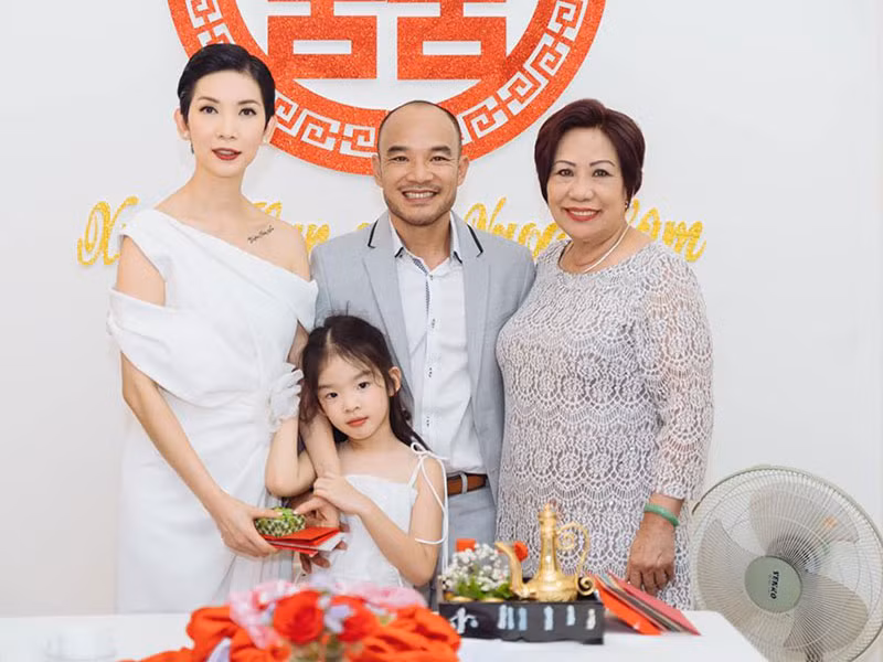 Siêu mẫu Xuân Lan tái hôn vào đầu năm 2020. Ông xã của cô là nhà quay phim Ngọc Lâm.