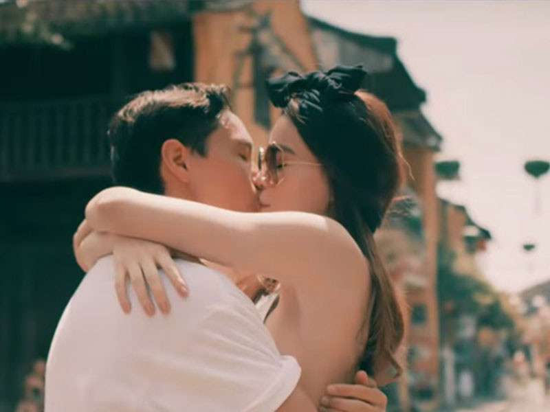 Trong suốt 3 năm hẹn hò, đôi uyên ương dính như hình với bóng, trao cho nhau những cử chỉ, lời nói ngọt ngào.