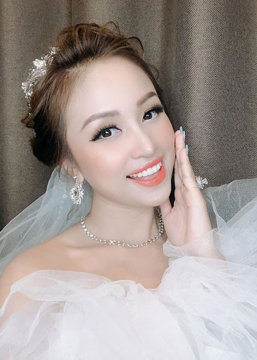 Mới đây, một mỹ nhân Việt làm mẹ đơn thân khác là Vân Hugo đã xác nhận được bạn trai cầu hôn, chuẩn bị làm đám cưới.