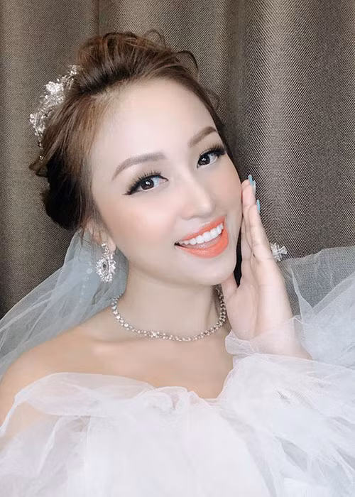 Mới đây, một mỹ nhân Việt làm mẹ đơn thân khác là Vân Hugo đã xác nhận được bạn trai cầu hôn, chuẩn bị làm đám cưới.