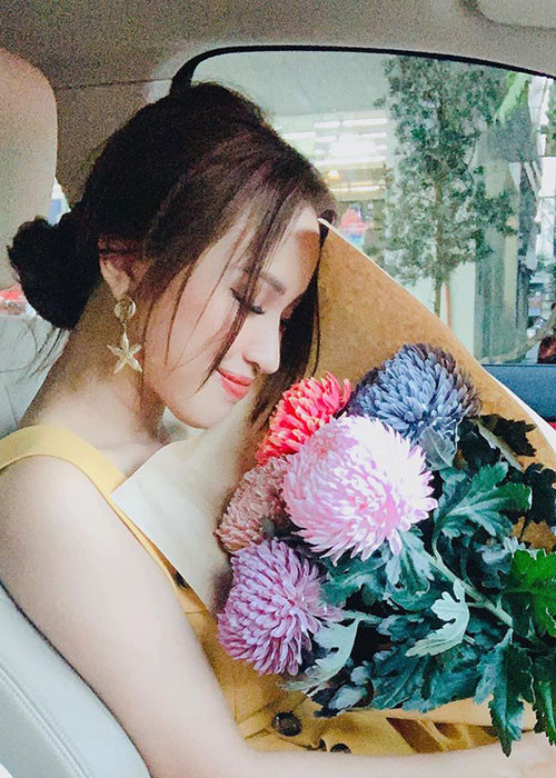 Chồng sắp cưới của Vân Hugo dù là người đến sau nhưng rất yêu thương, hiểu và tôn trọng cô. Anh còn quan tâm đến con trai của Vân Hugo từ những việc nhỏ nhất. Nữ MC khẳng định tình yêu này giúp cô hồi sinh.