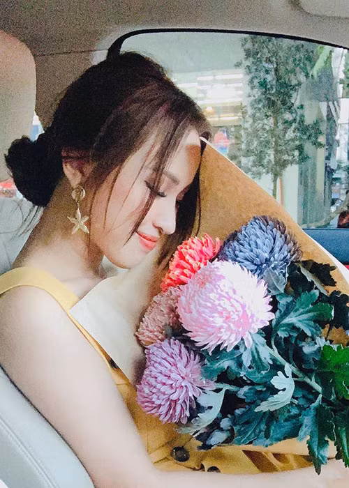 Chồng sắp cưới của Vân Hugo dù là người đến sau nhưng rất yêu thương, hiểu và tôn trọng cô. Anh còn quan tâm đến con trai của Vân Hugo từ những việc nhỏ nhất. Nữ MC khẳng định tình yêu này giúp cô hồi sinh.