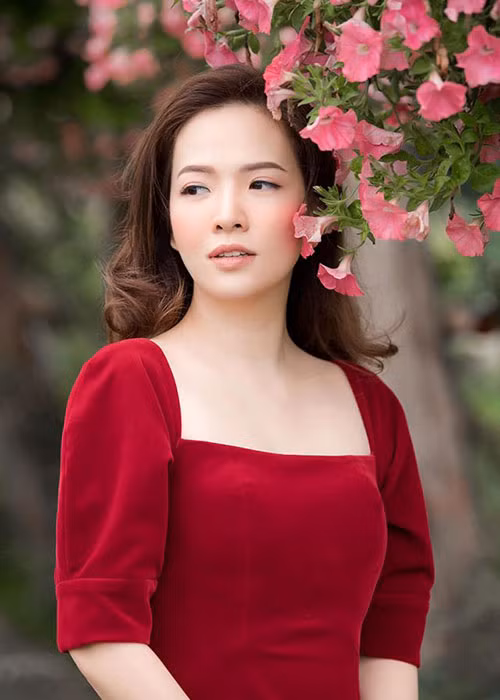 Ngoài vóc dáng gợi cảm, Đan Lê còn sở hữu gương mặt xinh đẹp ở tuổi 37.