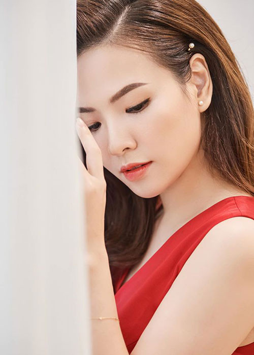 Bà xã của đạo diễn Khải Anh được khen đẹp mặn mà sau khi sinh con.