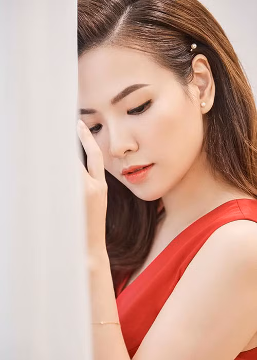 Bà xã của đạo diễn Khải Anh được khen đẹp mặn mà sau khi sinh con.