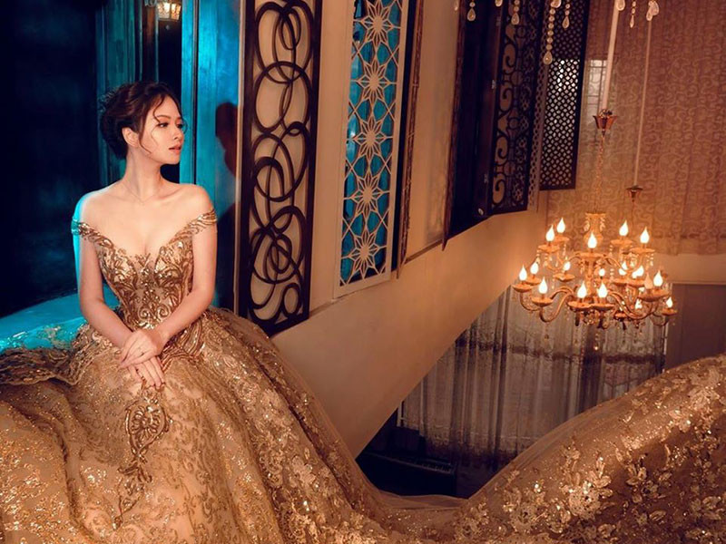 Nữ MC thu hút hơn khi liên tục thay đổi kiểu tóc, trang điểm.