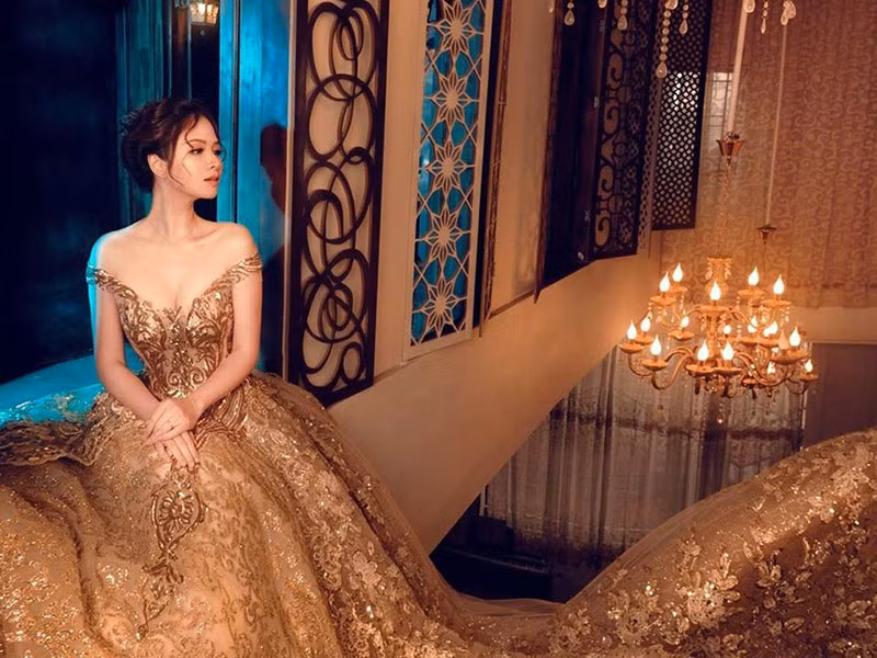 Nữ MC thu hút hơn khi liên tục thay đổi kiểu tóc, trang điểm.