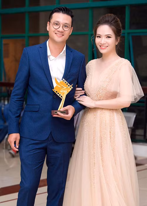 Đan Lê và Khải Anh kết hôn vào năm 2011. Cả hai vốn là mối tình đầu của nhau, tuy nhiên vì nhiều lý do hai người chia tay. Khi cuộc hôn nhân của Đan Lê và Xuân Tùng tan vỡ, Đan Lê - Khải Anh mới nối lại tình xưa.