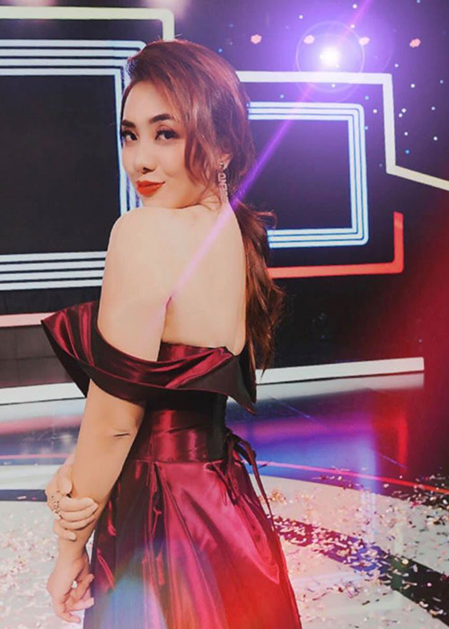 Lan Trinh vốn ký hợp đồng độc quyền với công ty của ông bầu Hoàng Vũ trong 5 năm nhưng mới được 1 năm, cả hai xảy ra bất đồng.