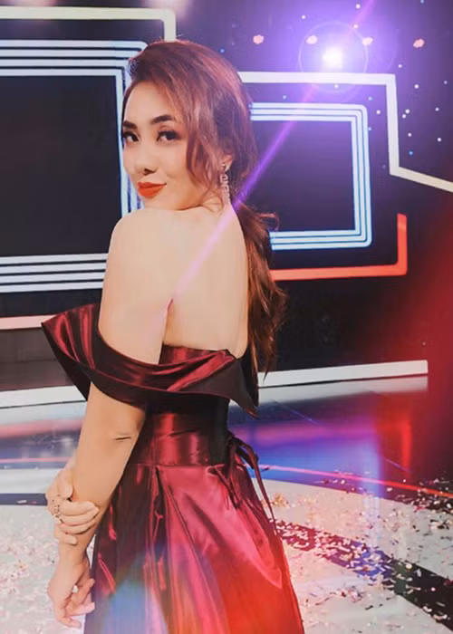 Lan Trinh vốn ký hợp đồng độc quyền với công ty của ông bầu Hoàng Vũ trong 5 năm nhưng mới được 1 năm, cả hai xảy ra bất đồng.