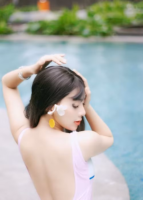 Năm 2018, cô bất ngờ tham gia cuộc thi Lady of Brilliancy International 2018 - Hoa Tỷ Sắc đẹp Quốc tế.