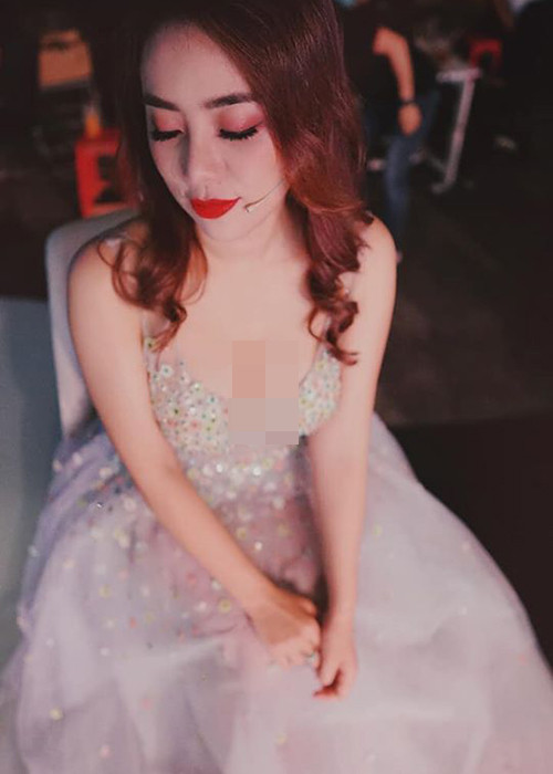 Nữ ca sĩ sinh năm 1987 chuộng trang phục khoe vòng một gợi cảm.