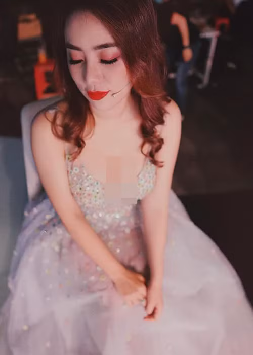 Nữ ca sĩ sinh năm 1987 chuộng trang phục khoe vòng một gợi cảm.