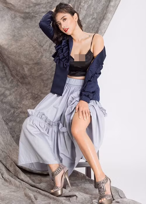 Lan Trinh rời công ty của Hoàng Vũ rồi kiện công ty cũ. Phía ông bầu Hoàng Vũ phản tố, yêu cầu Lan Trinh bồi thường 450 triệu. Hiện tại, Lan Trinh và Hoàng Vũ đều khẳng định sẽ theo vụ kiện đến cùng.