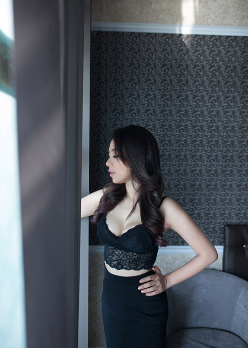 Lan Trinh sinh năm 1987, vốn được biết đến khi lọt top 6 hai cuộc thi Vietnam Idol 2008 và Sao Mai điểm hẹn năm 2010.