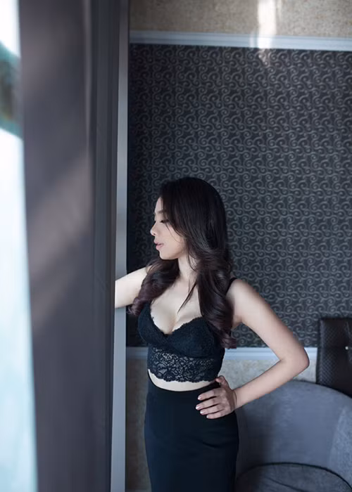 Lan Trinh sinh năm 1987, vốn được biết đến khi lọt top 6 hai cuộc thi Vietnam Idol 2008 và Sao Mai điểm hẹn năm 2010.