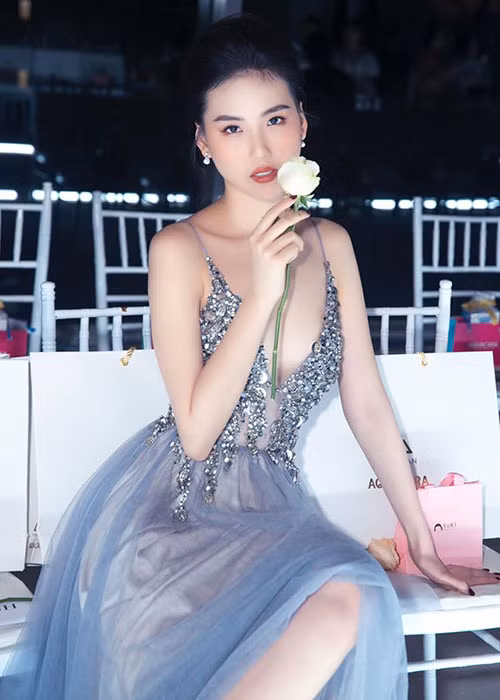 Theo lời siêu mẫu Quỳnh Hoa, có một đại gia nói muốn cô sinh con, đổi lại anh ta sẽ tậu nhà, mua xe cho cô với mức giá 20 tỷ đồng.