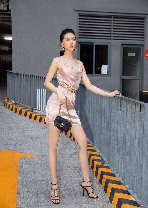 Ở đời thường lẫn đi sự kiện, Quỳnh Hoa chuộng trang phục giúp cô khoe đôi chân dài miên man.