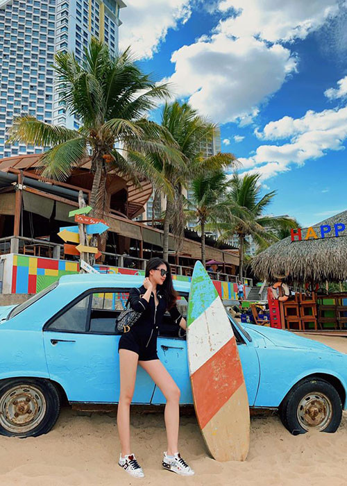 Đến phòng tập, 30 phút đầu tiên, người đẹp chạy bộ, làm nóng cơ thể. Cô chú trọng các bài tập cho vòng 3 và vòng eo.