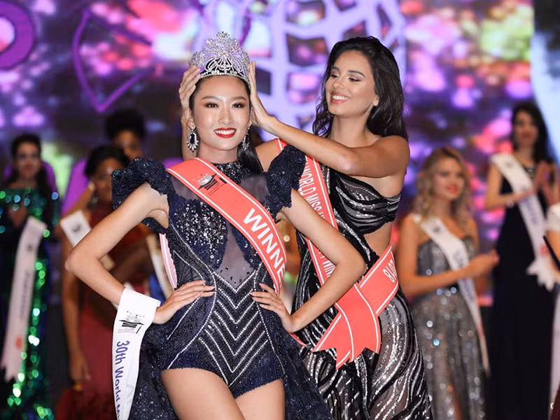 Cuối năm 2019, Thanh Khoa xuất sắc đăng quang cuộc thi Hoa hậu Sinh viên Thế giới diễn ra tại Hàn Quốc.
