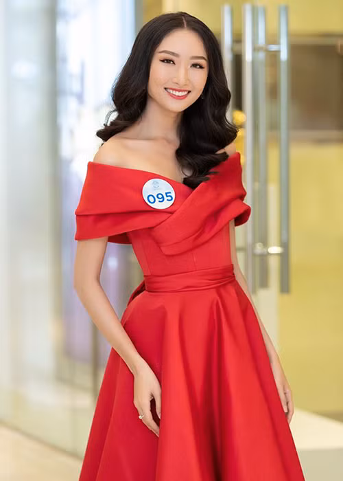 Năm 2016, người đẹp tham gia Hoa khôi Áo dài nhưng bất ngờ xin rút lui trước chung kết. Năm 2019, cô lọt top 15 cuộc thi Hoa hậu Thế giới Việt Nam.