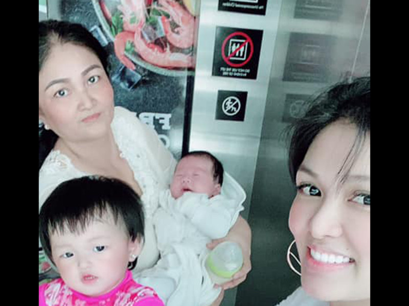 Trong chuyến du lịch gần đây, người đẹp thuê hẳn 4 giúp việc. Vì vậy, chuyến đi không quá vất vả, khó khăn.